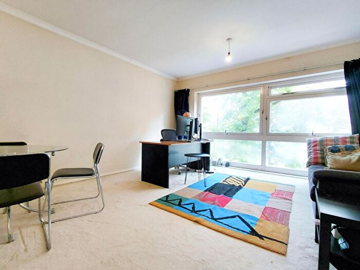 2 Bedroom Flat To Rent In Oak Tree Close, Ealing, London, W5
