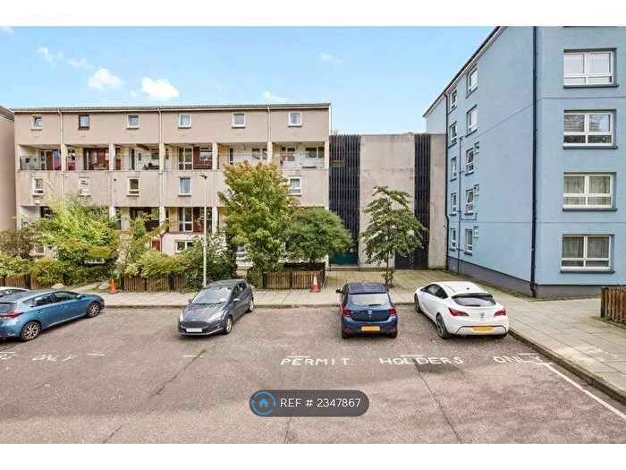 2 Bedroom Flat To Rent In Viewcraig Gardens, Edinburgh, EH8