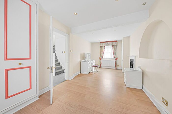 2 Bedroom Semi-Detached House To Rent In Gothic Cottages, Highfield Road, NW11