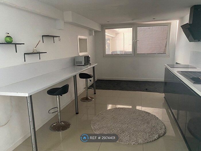 2 Bedroom Flat To Rent In Libra House, Swansea, SA3