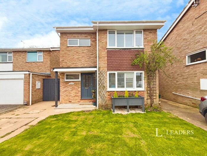 3 Bedroom House To Rent In Badgers Walk, Burgess Hill, West Sussex, RH15