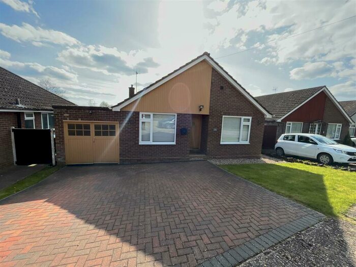 3 Bedroom Detached Bungalow To Rent In High Street North, Stewkley, LU7