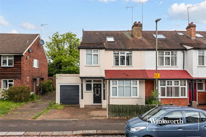 4 Bedroom Semi Detached House For Sale In Potters Road, New Barnet, EN5