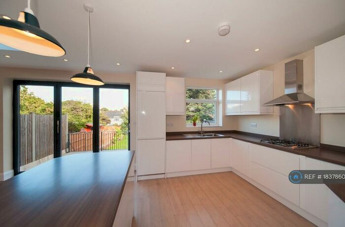 4 Bedroom Semi-Detached House To Rent In Hillside Gardens, Barnet, EN5