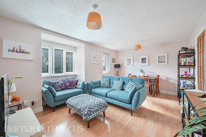 2 Bedroom Flat For Sale In Woodgate Drive, London, SW16