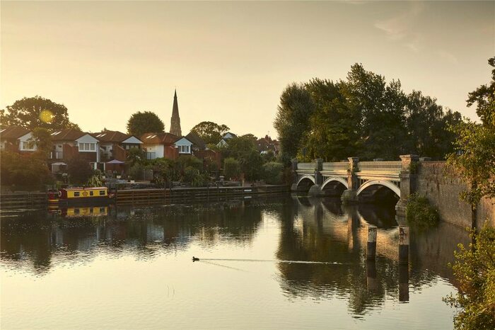 3 Bedroom Flat For Sale In Riverside Gardens, Jubilee Gardens, Weybridge, KT13