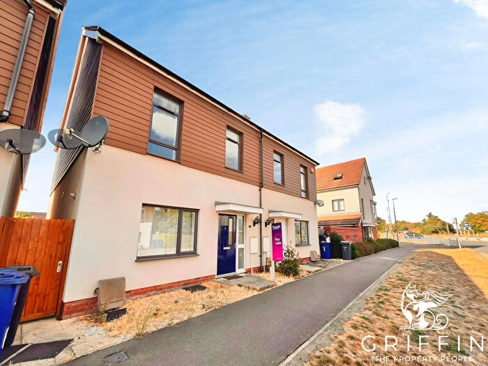 3 Bedroom Semi-Detached House To Rent In Belhouse Avenue, Aveley, Aveley, RM15