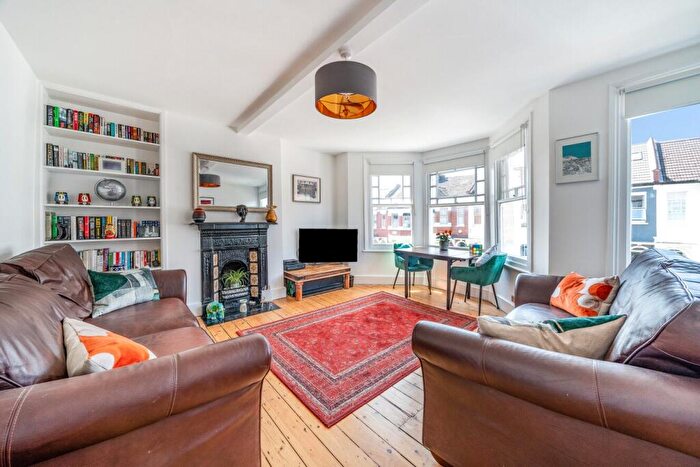 2 Bedroom Flat For Sale In Rathcoole Avenue, London, N8