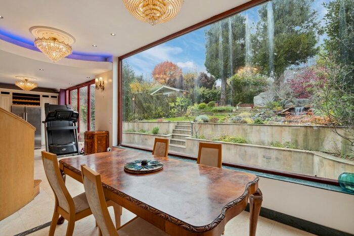 3 Bedroom Property To Rent In Valley Avenue, Woodhouse, N12