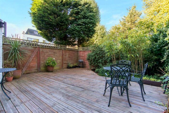 2 Bedroom Flat To Rent In Finchley Road, Childs Hill, NW2