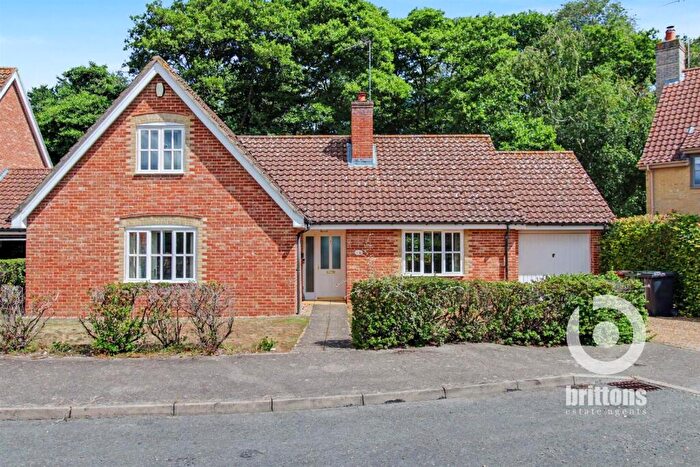 3 Bedroom Chalet For Sale In Impressive Detached Bungalow On The Howards, North Wootton, PE30