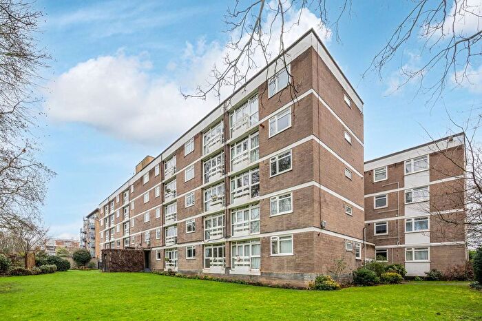 2 Bedroom Flat To Rent In Carlton Drive, East Putney, London, SW15