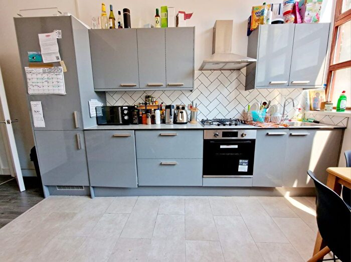 3 Bedroom Flat To Rent In Hornsey Road, London, N7