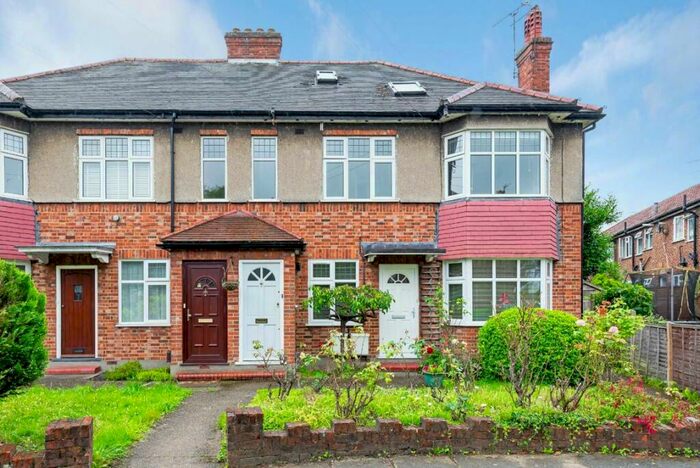 3 Bedroom Flat To Rent In Porch Way, Whetstone, N20