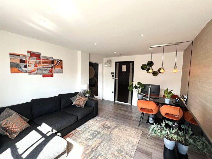 1 Bedroom Flat For Sale In Ewell Road, Surbiton, KT6