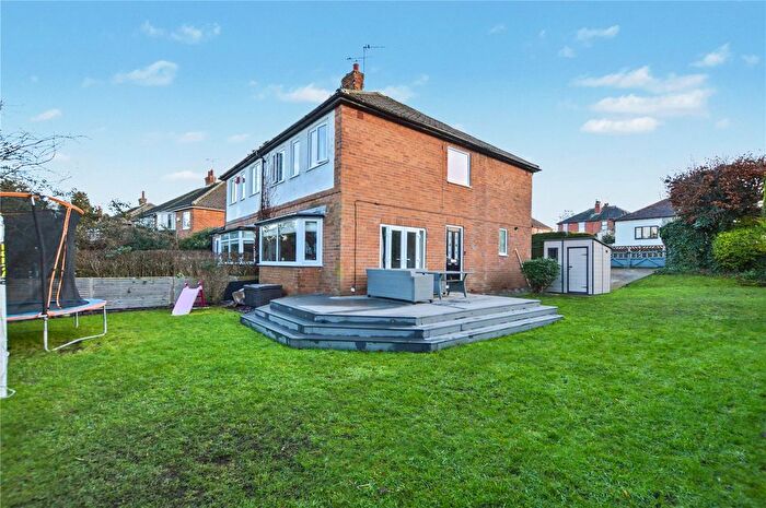 3 Bedroom Semi-Detached House For Sale In Robins Grove, Rothwell, Leeds, West Yorkshire, LS26