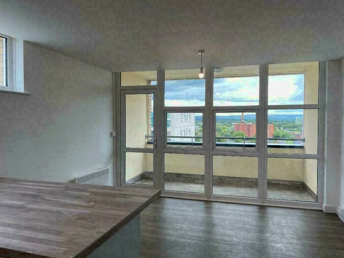2 Bedroom Flat To Rent In Oldham Road, Manchester, Greater Manchester, M40