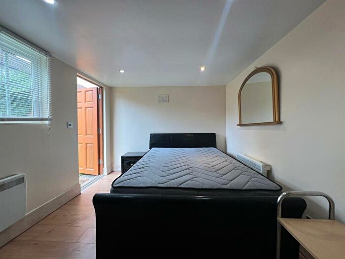 Flat To Rent In Eastfields Road, Mitcham, CR4