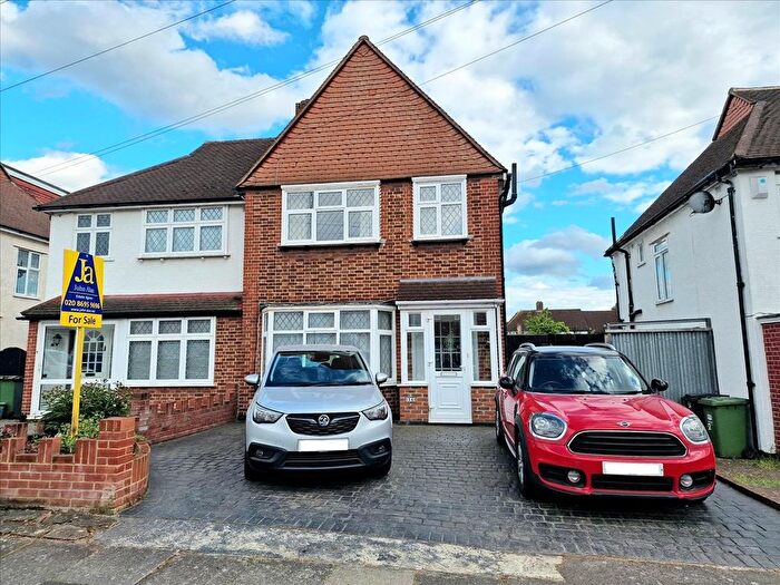 3 Bedroom Semi-Detached House For Sale In Daneswood Avenue, London, SE6