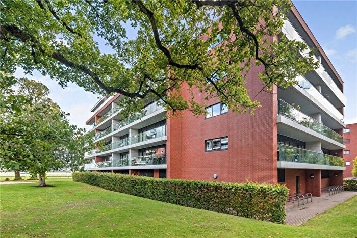 2 Bedroom Apartment For Sale In Racecourse Road, Newbury, Berkshire, RG14