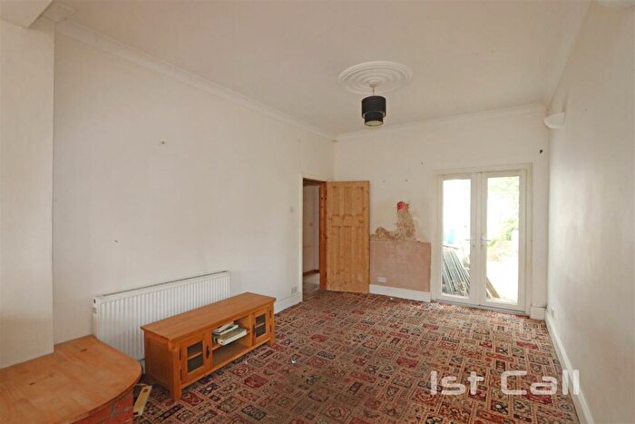 3 Bedroom Chalet For Sale In York Road, Southend-On-Sea, SS1