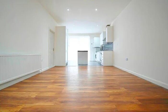3 Bedroom Flat To Rent In Hayes Crescent, Golders Green, NW11