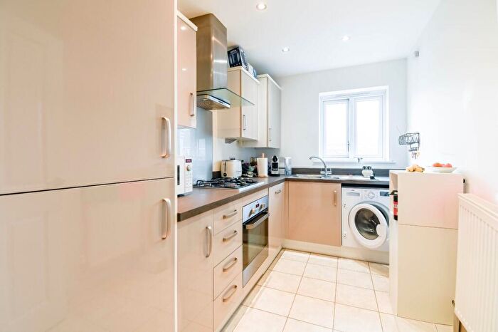 2 Bedroom Apartment For Sale In Carpenters Close, Newbury, Berkshire, RG14