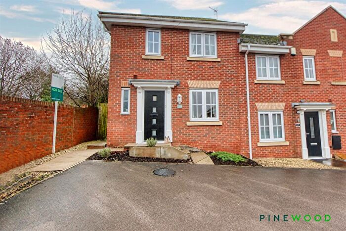 3 Bedroom Town House For Sale In Windmill Way, Brimington, Chesterfield, Derbyshire, S43