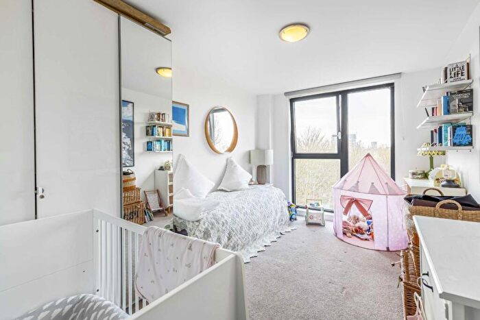 3 Bedroom Flat For Sale In Gibbs Lane, Hackney, E2