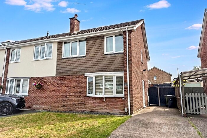 3 Bedroom Semi Detached House For Sale In Lingwood Drive, Stockingford, Nuneaton, CV10