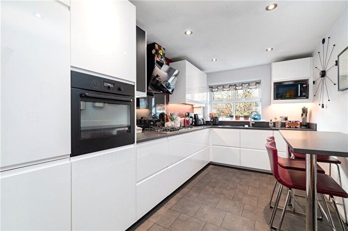 2 Bedroom Flat For Sale In Carisbrooke Road, West Park, Leeds, LS16