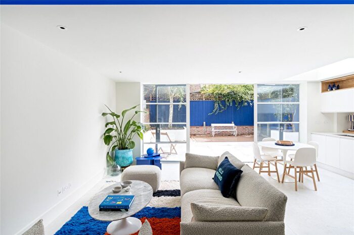 2 Bedroom Flat To Rent In Colville Road, London, W11