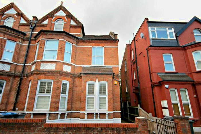 3 Bedroom Flat To Rent In St. Pauls Avenue, London, NW2