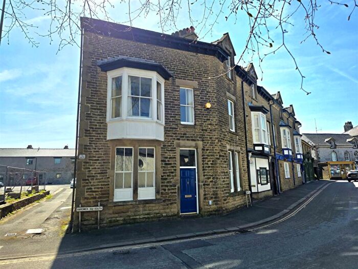 5 Bedroom End Of Terrace House For Sale In Hardwick Square South, Buxton, SK17