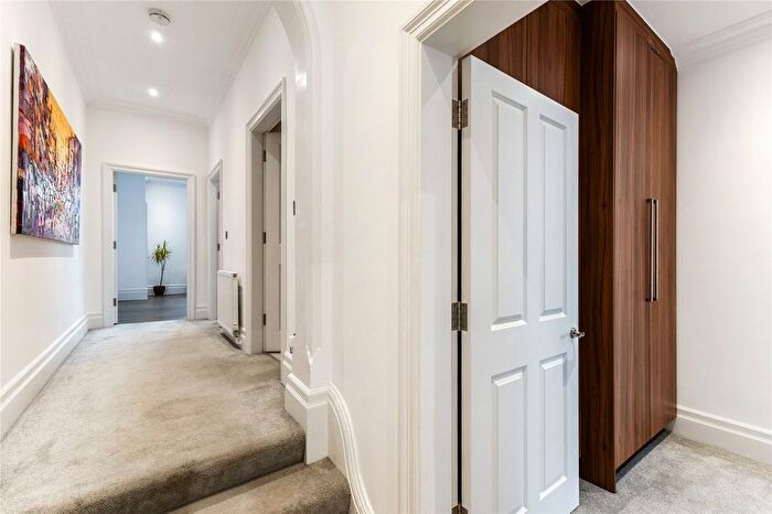 2 Bedroom Flat To Rent In High Street, Weybridge, KT13