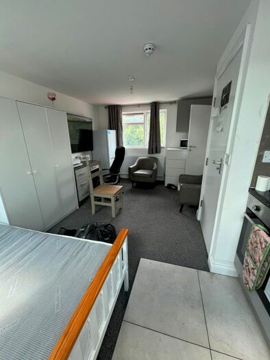 1 Bedroom Studio To Rent In North Drive, Hounslow, TW3