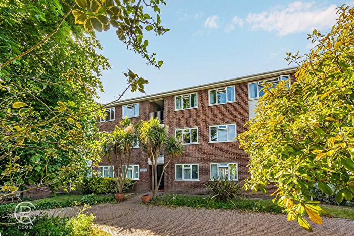 2 Bedroom Flat For Sale In Manor Court Road, London, W7