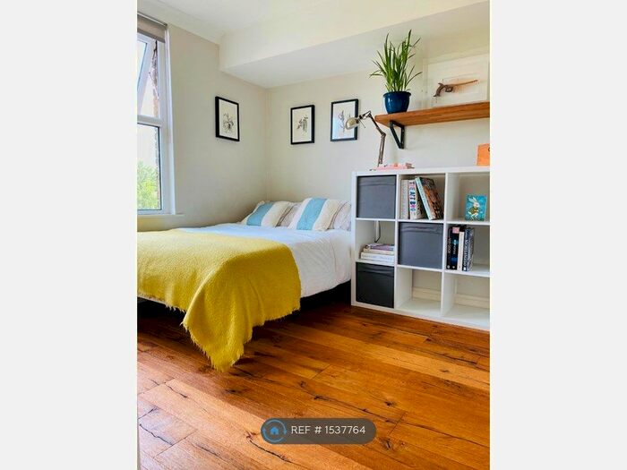 2 Bedroom Flat To Rent In First Floor, London, SE25