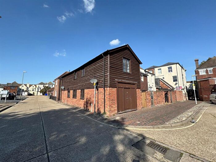 2 Bedroom Coach House To Rent In India Arms House, - High Street, Gosport, PO12