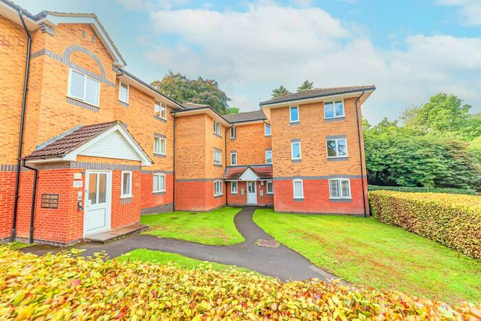 2 Bedroom Apartment To Rent In Masefield Gardens, Crowthorne, RG45