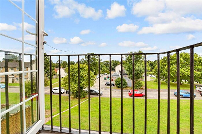 2 Bedroom Flat For Sale In Morden Close, Tadworth, Surrey, KT20