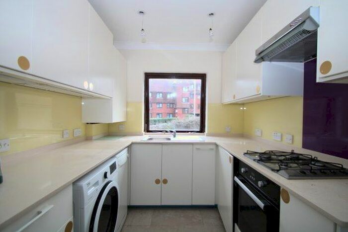 2 Bedroom Flat To Rent In Park Hill Rise, Croydon, CR0
