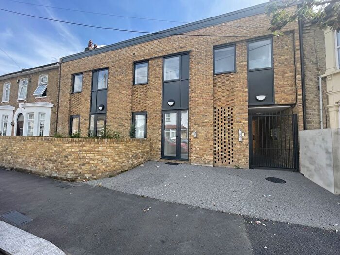3 Bedroom Flat To Rent In Wilmot Road, London, E10