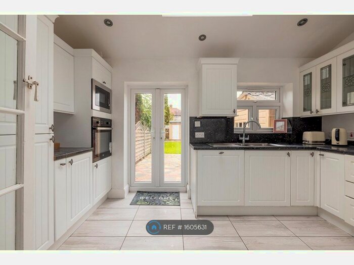 4 Bedroom Semi-Detached House To Rent In The Sunny Road, Enfield, EN3