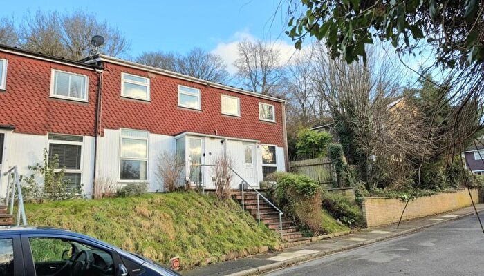 3 Bedroom Terraced House For Sale In Trowbridge Gardens, Luton, LU2