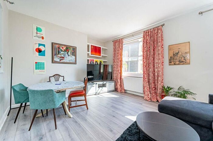 2 Bedroom Flat To Rent In Coningham Road, London, W12