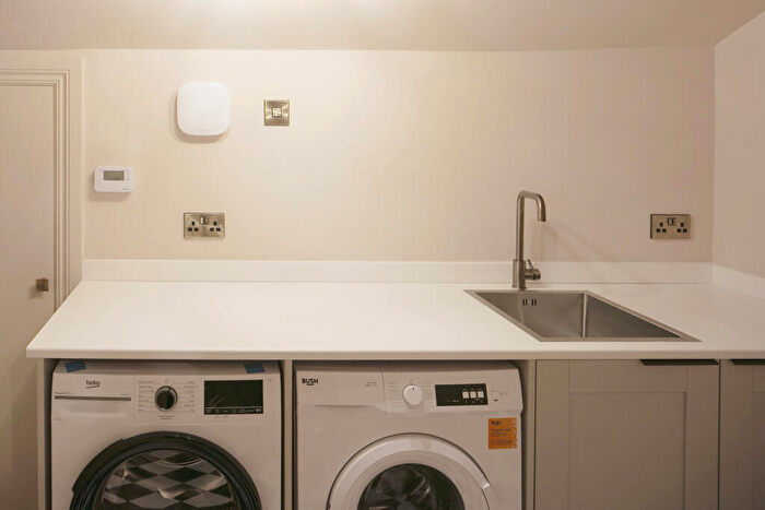 3 Bedroom Apartment To Rent In Hope Street Apartments, L1