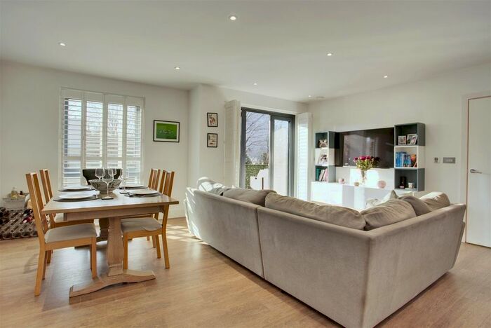 2 Bedroom Flat To Rent In Westleigh Avenue, Putney, London, SW15