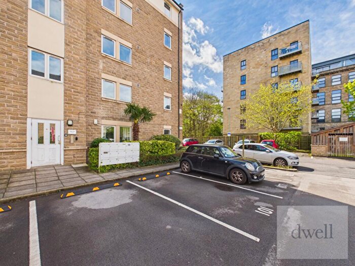 2 Bedroom Flat For Sale In Thwaite Court, Cornmill View, Horsforth, Leeds, LS18