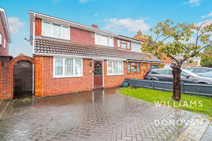 3 Bedroom Semi-Detached House For Sale In Oak Walk, Benfleet, SS7